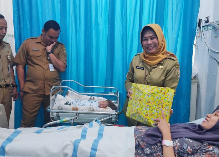 Kado Kemerdekaan, Bayi Pertama Pasangan Asal Sragi Lahir Normal Di RSUD Kraton