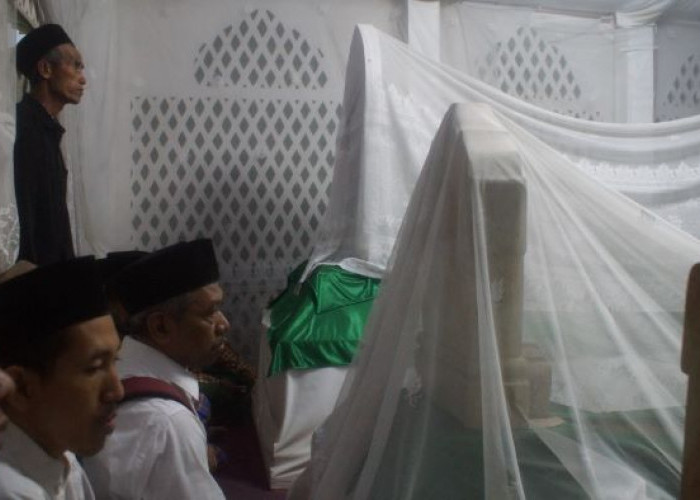 Warga Nyekar Sadranan di Makam Wali Kayugeritan, Rayakan HUT Kemerdekaan RI Ke-79 