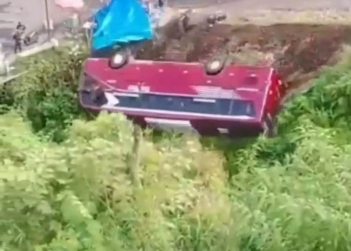 Beredar Video Detik-detik Kecelakaan di Guci, Bus Sempat Terbalik saat Jatuh ke Sungai