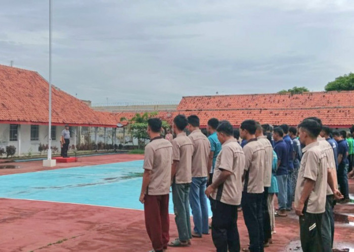 Menanamkan Disiplin dan Komitmen: Upacara Bendera Warga Binaan Lapas Pekalongan