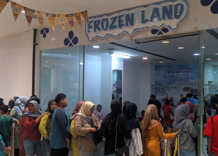 Liburan Menikmati Wahana Es di Frozen Land di Pekalongan