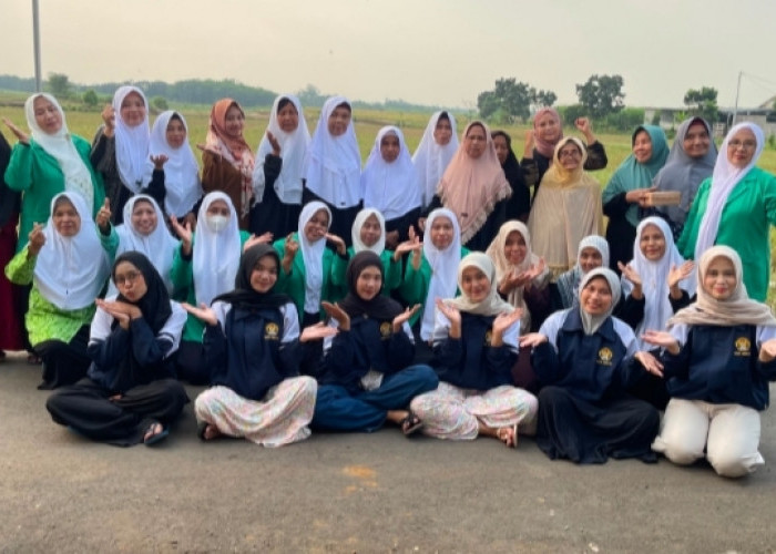 Mahasiswa KKN UNIKAL Edukasi Ibu-Ibu Fatayat Muslimat Desa Banjarejo Kelola Sampah Plastik Melalui Ecobrick