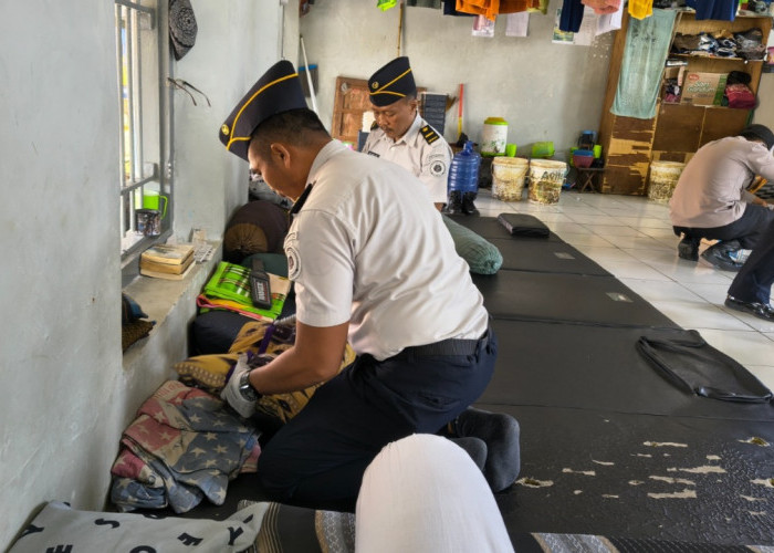 Razia Gabungan APH, Lapas Pekalongan Pastikan Lingkungan Hunian Aman dan Bebas Barang Terlarang