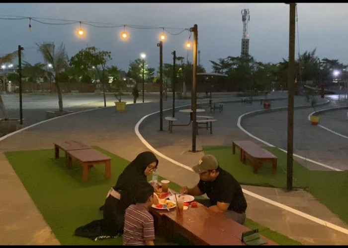 Serunya Ngabuburit Sambil Berbuka Puasa di Tepi Pantai Pasir Kencana Pekalongan