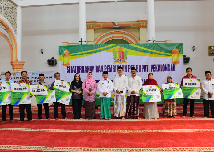 Plt Bupati Pekalongan Sukirman Salurkan Insentif Marbot, 900 Petugas Kebersihan Masjid Terima Apresiasi