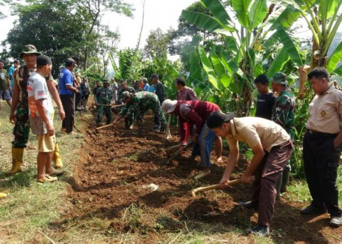 Pro Kontra di Desa Selama 15 Tahun, Kodim Pekalongan Wujudkan Impian Warga Desa Talun Buka Jalan Tembus