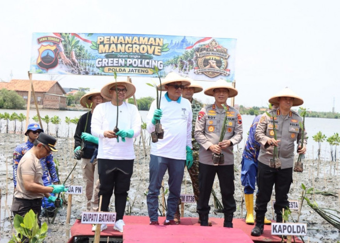 Tekan Risiko Abrasi dan Rob di Pesisir Batang Lewat Green Policing, Kapolda Jateng Tanam Mangrove di Denasri