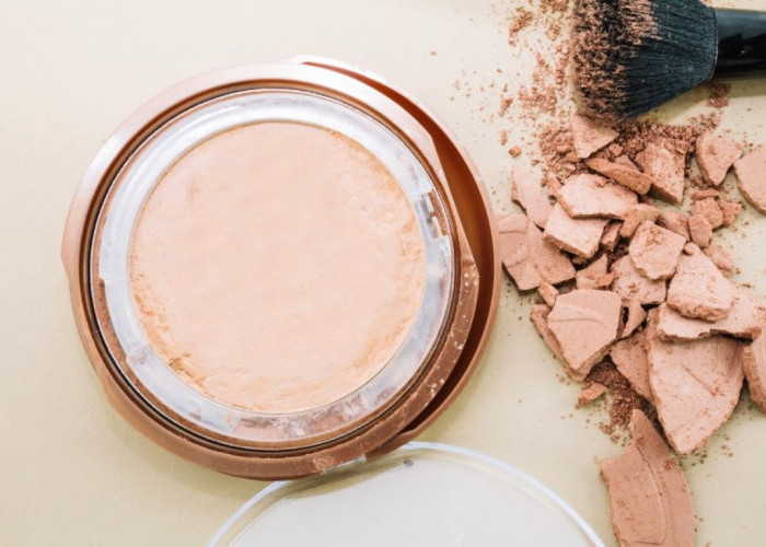 4 Bedak Padat untuk Wajah Berflek Hitam, Bikin Kulit Mulus dan Flawless 