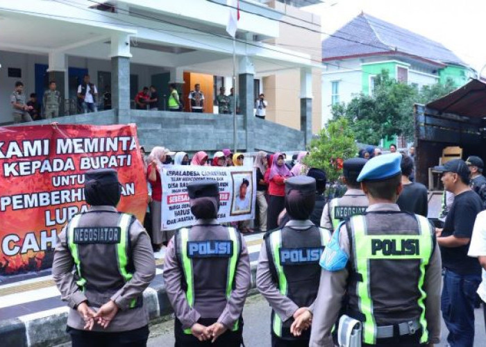 Ratusan Polisi Amankan Aksi Warga Desa Randumuktiwaren di DPRD Kabupaten Pekalongan