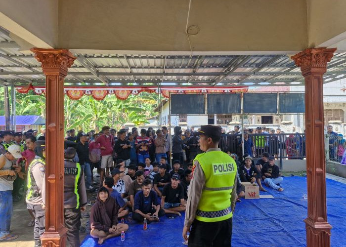 Ratusan Warga Geruduk Balai Desa Sembungjambu, Tuntut Transparansi Dana Desa