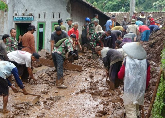 Longsor Tutup Akses Jalan Utama Desa Pungangan Doro