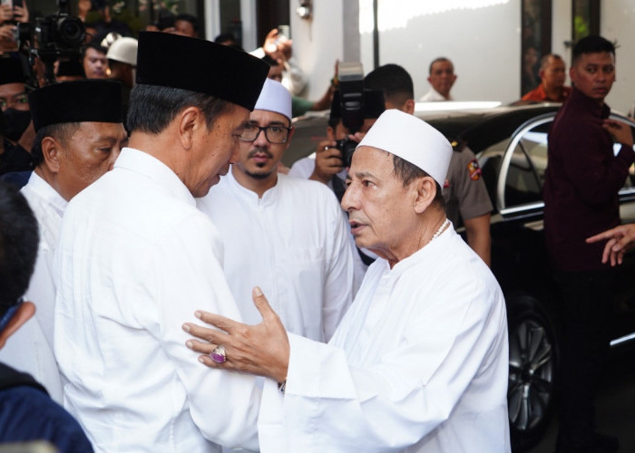 Jokowi dan Sejumlah Menteri Takziah ke Rumah Duka Istri Habib Luthfi dan Menyalatkan Jenazah Almarhumah