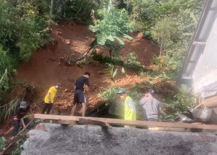 Dapur Rumah Warga di Lebakbarang Jebol Diterjang Longsor