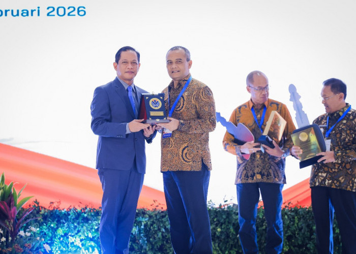 Gubernur Ahmad Luthfi Raih Penghargaan Pembina Terbaik Kinerja Pengelolaan Sampah 2026