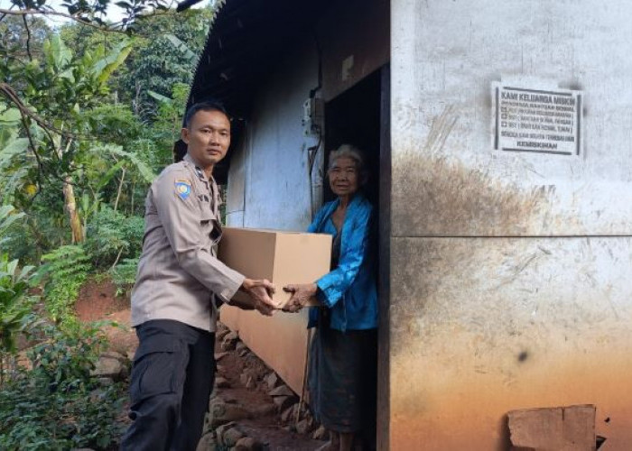 Bhabinkamtibmas Polsek Kajen Beri Bantuan Sembako ke Warga Kurang Mampu di Desa Binaan