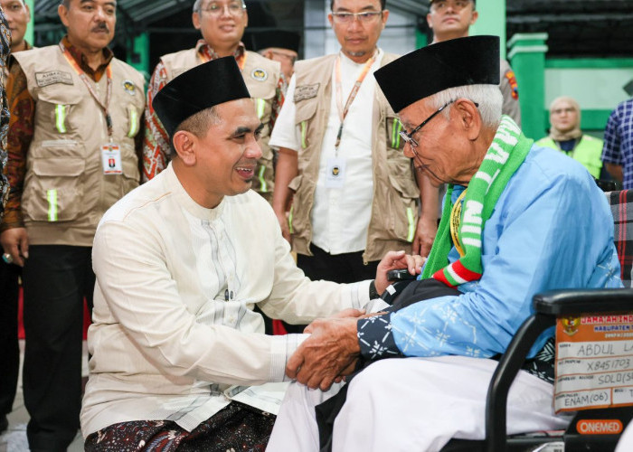Taj Yasin Lepas Kloter Pertama Haji 2026 dari Embarkasi Solo, Jateng Berangkatkan 34.122 Jemaah