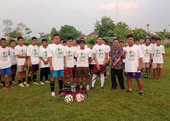 Bantuan Perlengkapan Sepak Bola dan Mesin Potong Rumput kepada PS Pusaka Pucung Tirto