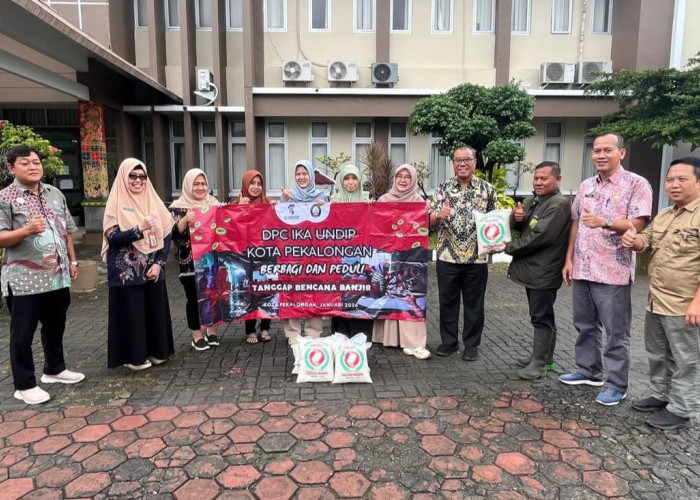 Apresiasi Garda Terdepan Penanganan Banjir, IKA UNDIP DPC Kota Pekalongan Salurkan Bantuan untuk Petugas Pompa