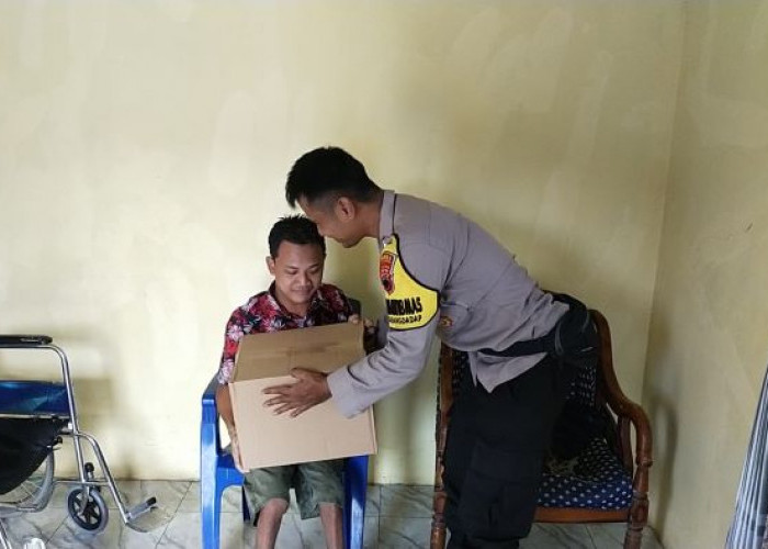 Bhabinkamtibmas Polsek Karangdadap Bripka Miftakhul Hudy Berikan Bantuan Sembako Kepada Penyandang Disabilitas