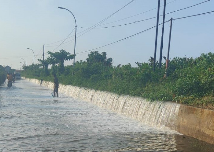 Tanggul Sungai Meduri Limpas, Jalan Tegaldowo-Mulyorejo Bak Sungai