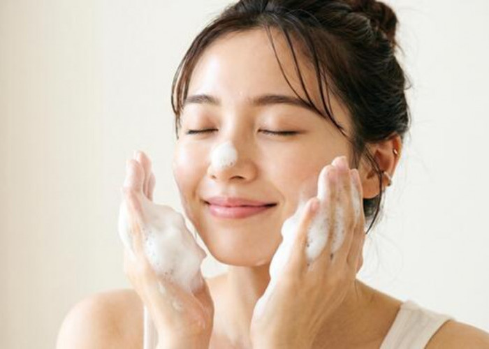 Ini Dia 4 Rekomendasi Facial Wash untuk Usia 30 Tahun Keatas