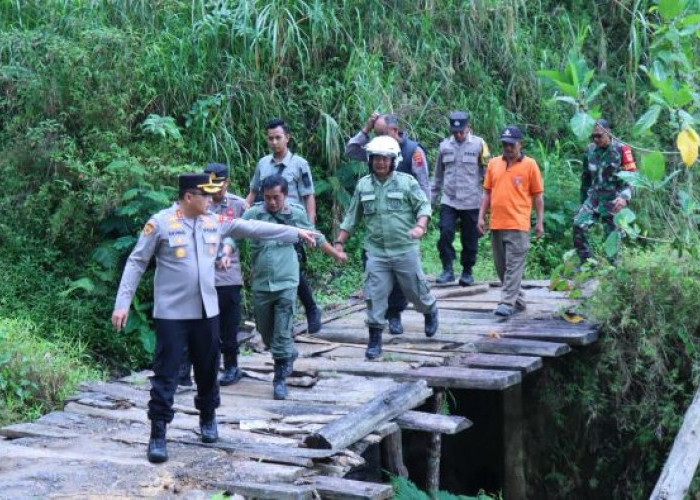 Puluhan Tahun Jembatan Utama Trajumas-Bodas Rusak Parah, Ditinjau Langsung Kapolres Pekalongan