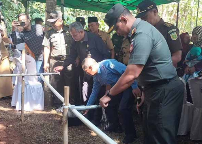 Senangnya Warga, TNI Bangunkan Sumur di Wilayah Rawan Kekeringan