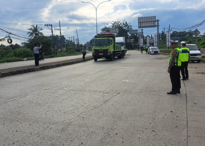 Tekan Fatalitas Kecelakaan, Satlantas Batang Gencarkan Imbauan Truk Sumbu 3 Masuk Tol Kandeman dan Pemalang 