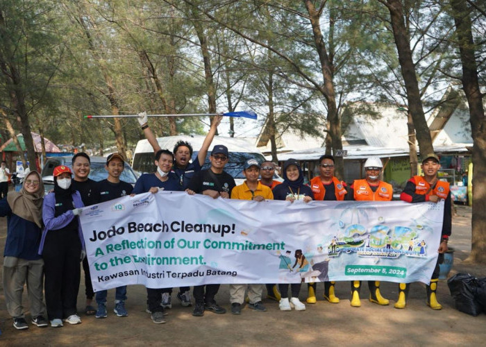 Bersih-bersih Pantai Jodo, KITB Gandeng Yih Quan Footwear Indonesia dan Deckers HOKA Edukasi Masyarakat Peduli