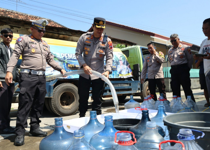 Sambut Hari Bhayangkara ke-80, Polres Pekalongan Kota Hadirkan Bantuan Air Bersih bagi Warga
