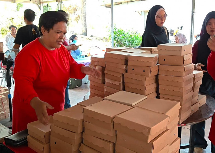Semangat Berbagi di Gandarum, 500 Nasi Kotak Disiapkan untuk Warga