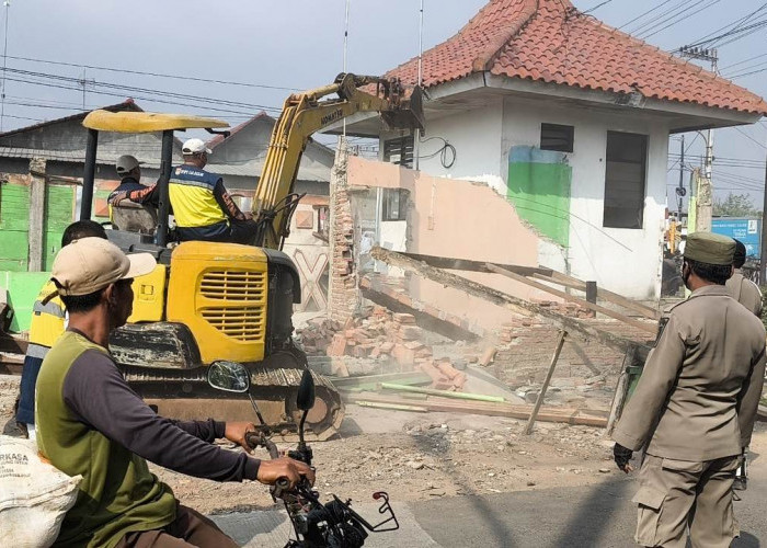 Puluhan Kios Pedagang di Jalan Pattimura Batang Dibongkar Rata oleh Tim Gabungan 