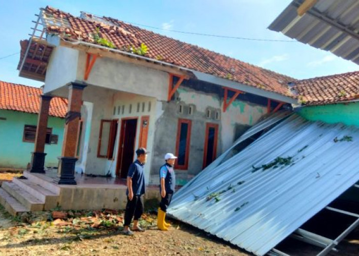 Puting Beliung Hajar Desa Pedawang, 16 Rumah Warga Rusak