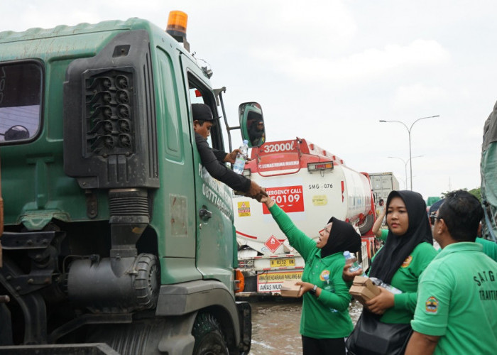 Pemprov Jateng Salurkan Bantuan Makanan untuk Pengemudi Truk Terjebak Banjir