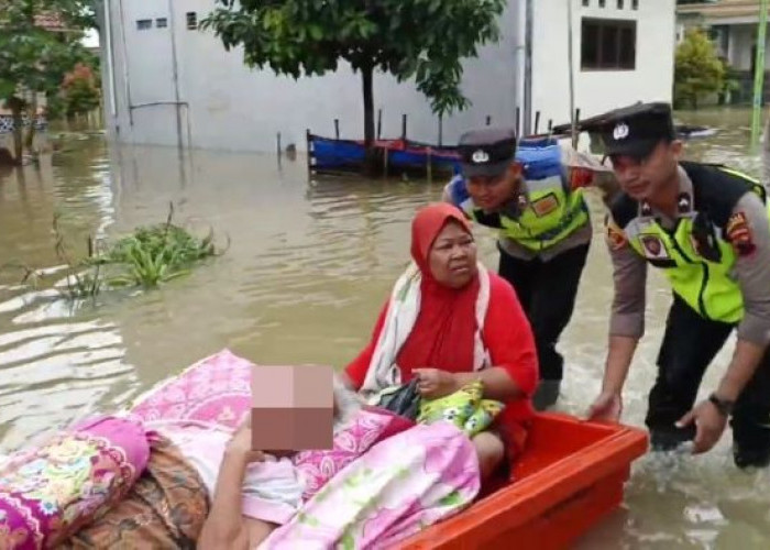 Dramatis! Polisi Evakuasi 5 Lansia Terjebak Banjir di Pait, 3 Orang dalam Kondisi Stroke