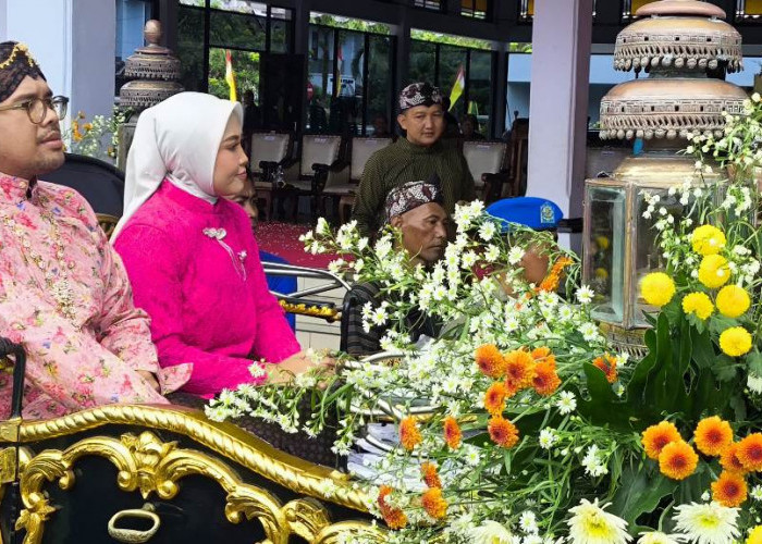 Ribuan Warga Batang Meriahkan Kirab Budaya HUT Ke-60, Bupati dan Wakil Bupati Naik Kereta Tebar Udik-udik