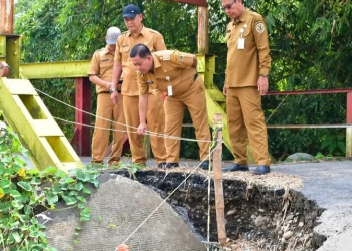 Plt Bupati Pekalongan Sukirman Tinjau Jalan Rusak, Perbaikan Jadi Prioritas Hingga 2027
