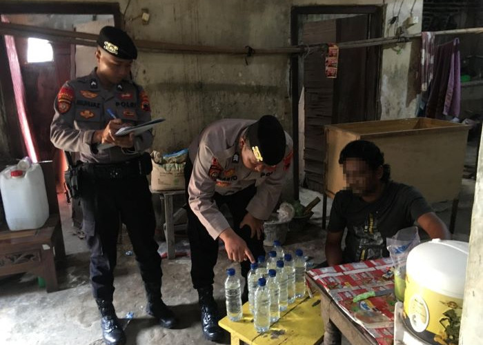 Razia Warung Makan di Desa Jajarwayang Pekalongan, Polisi Amankan Puluhan Botol Arak