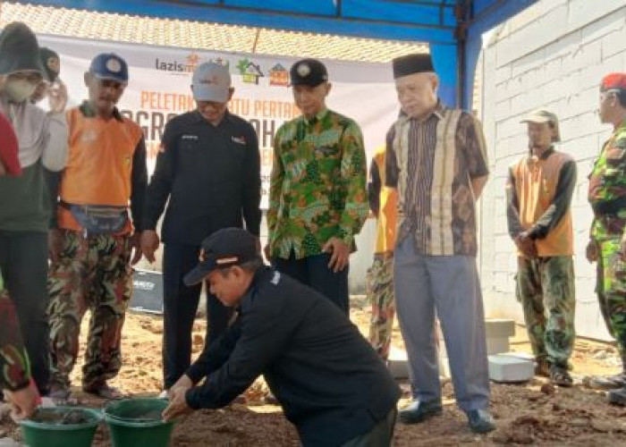 Senangnya Siti Aminah, Korban Banjir Rob Yang Dibangunkan Rumah Lazismu Kabupaten Pekalongan