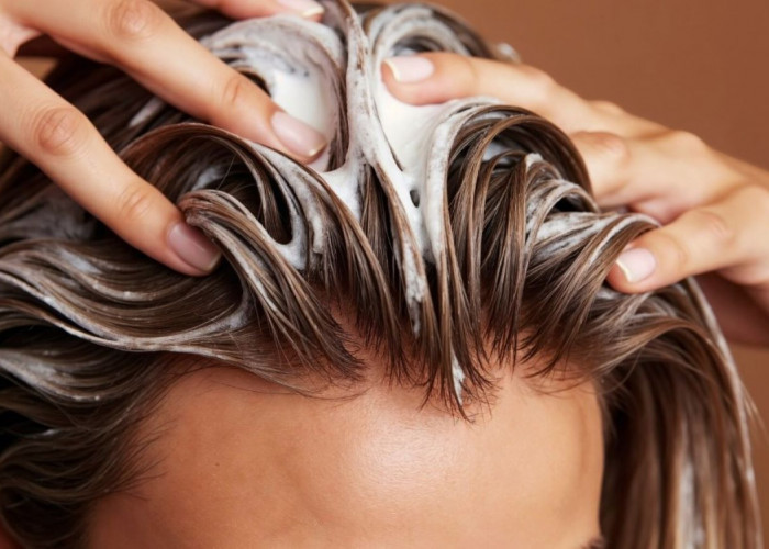 4 Shampo untuk Mengatasi Rambut Rontok, Cegah Kebotakan Sejak Dini