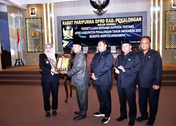 Bupati Fadia Arafiq dan DPRD Kabupaten Pekalongan Sahkan Raperda APBD 2025