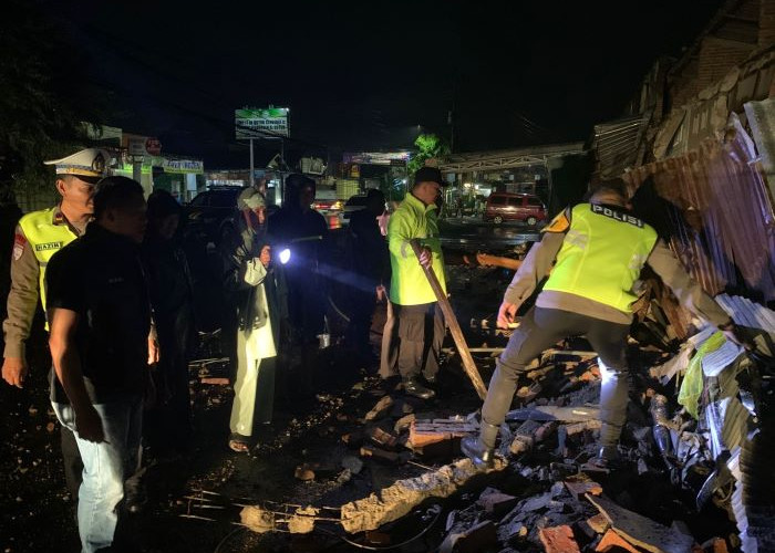Tembok Ruko Gaden Plaza Pekalongan Roboh, 2 Warga Luka Tertimpa Material