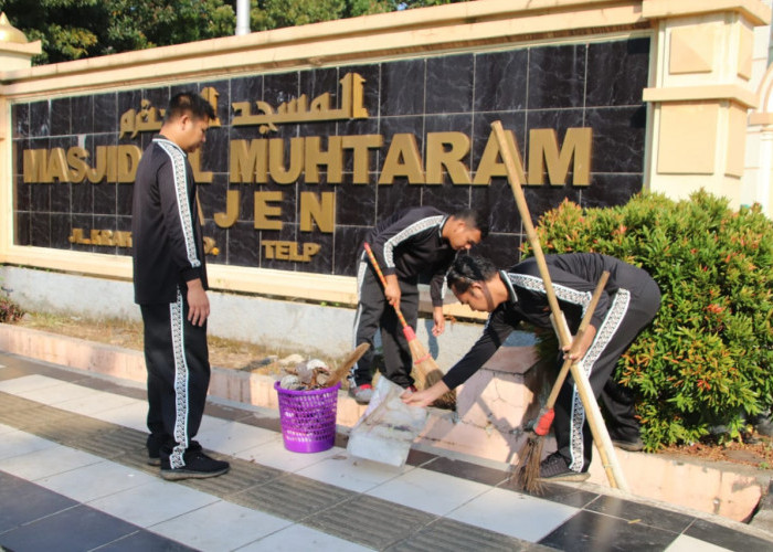 Sambut HUT Bhayangkara Ke-77, Polres Pekalongan Bersihkan 3 Tempat Ibadah