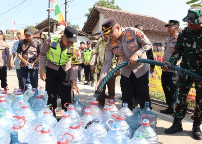 Polres Pekalongan Salurkan 13.000 Liter Air Bersih di Sragi