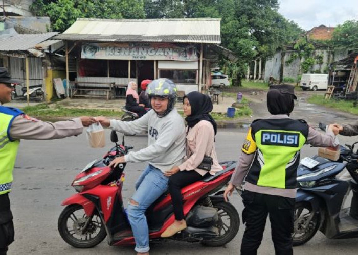 Polsek Kedungwuni Bagikan Takjil ke Pengguna Jalan Jelang Buka Puasa