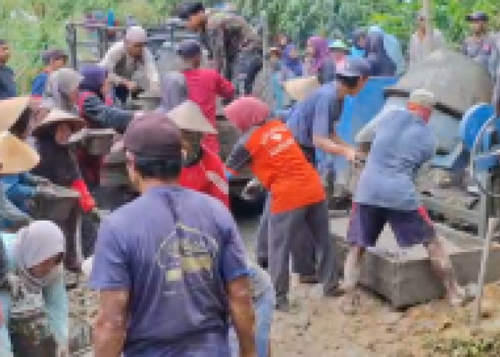Jalan Rusak Bertahun-Tahun, Warga Petungkon Lebakbarang Cor Jalan dengan Dana Swadaya