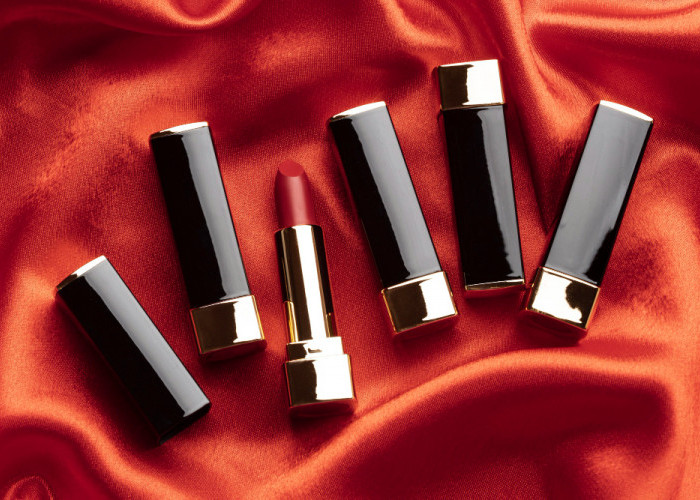6 Rekomendasi Lipstik Warna Merah yang Tahan Lama, Cocok untuk Kamu yang Ingin Tampil Percaya Diri