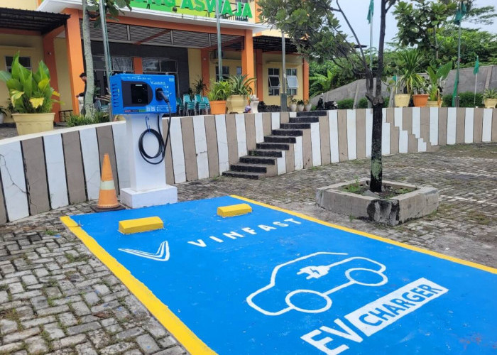 Dukung Ekosistem Kendaraan Listrik, PCNU Kota Pekalongan Hadirkan SPKLU di Depan Gedung Aswaja