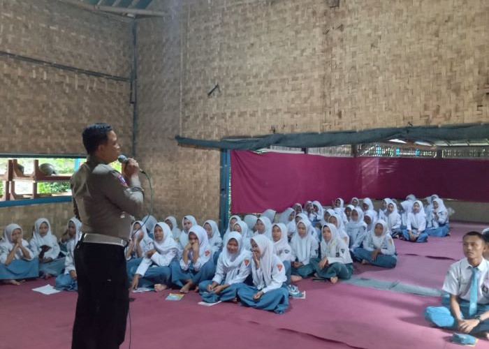 Isi LDK SMK Nusantara Comal di Kali Paingan, Ini Yang Disampaikan Satlantas Polres Pekalongan