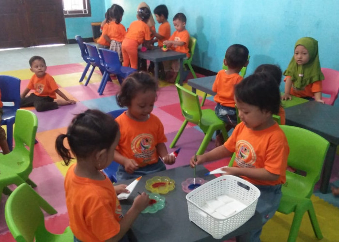 Kembangkan Kreativitas Sejak Dini, Siswa KB Ribathul Mubtadiin Terban Buat Batik Shibori